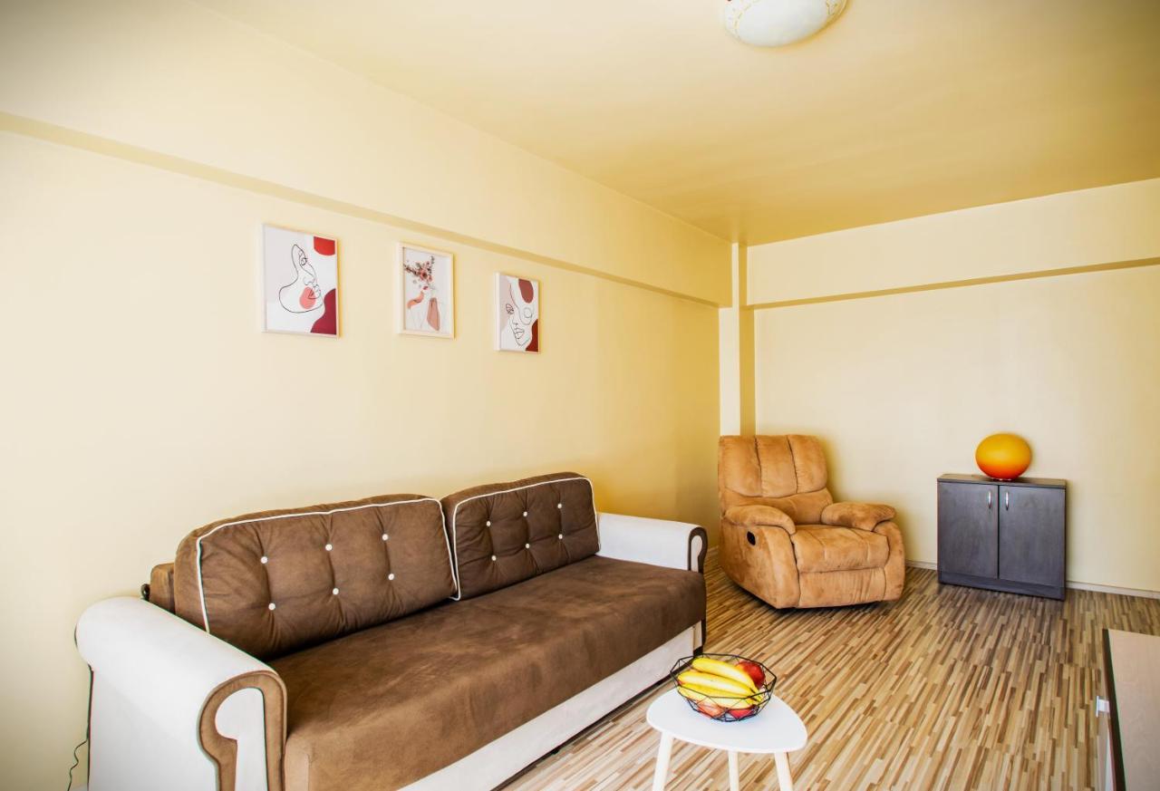 Apartament Centru - Cec Apartment ไกรโอวา ภายนอก รูปภาพ